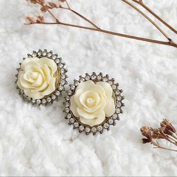 Jewelry - LAST CHANCE⚡️ Vintage White Rose Earrings